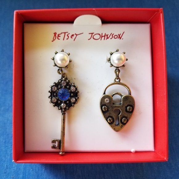 🔒🗝️Betsey Johnson Key & Lock Earrings - NWT🗝️🔒 - Picture 1 of 4